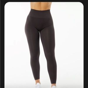 SMALL alphalete amplify leggings in chocolate